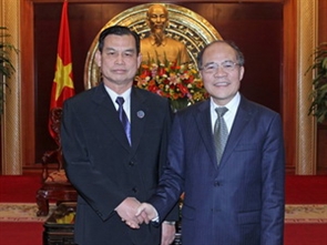 Nguyen Sinh Hung reçoit l'auditeur général d'Etat du Myanmar